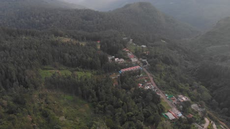 Toma-Aérea-Inclinada-Hacia-Abajo-Que-Muestra-El-Hotel-Resort-Tom-Y-Jerry-En-Medio-De-Las-Montañas-Del-Bosque-En-Yercaud,-India