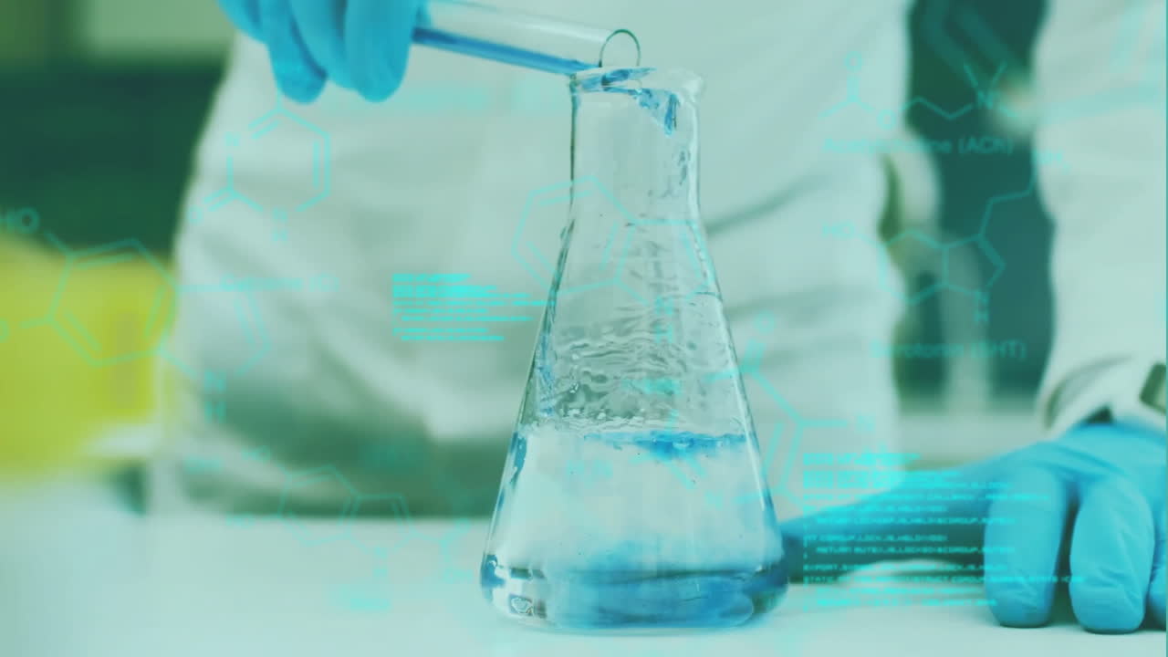 Animazione di elaborazione dati scientifici su scienziato con becher in laboratorio