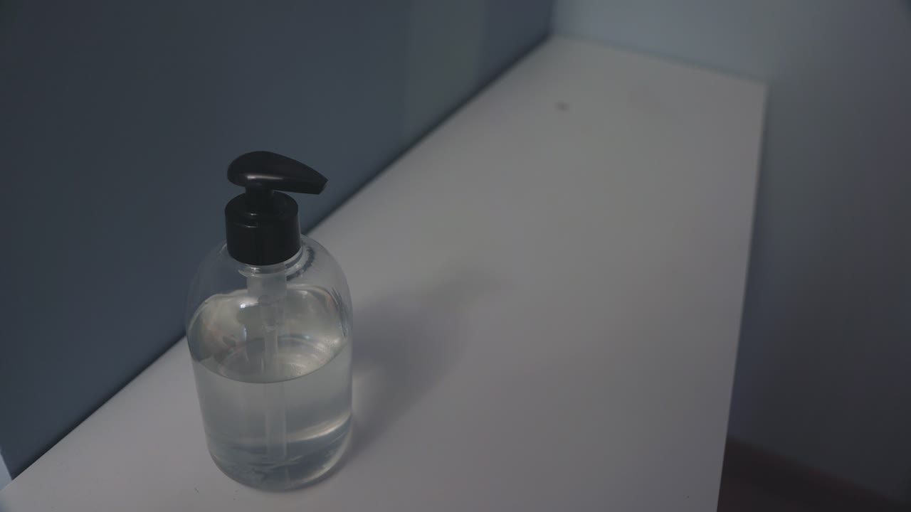 женщина моет руки гидроалкогольным гелем 02