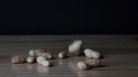 Erdnüsse-Fallen-In-Zeitlupe-Auf-Den-Tisch