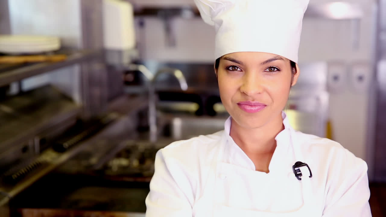 Bella chef che sorride alla telecamera.