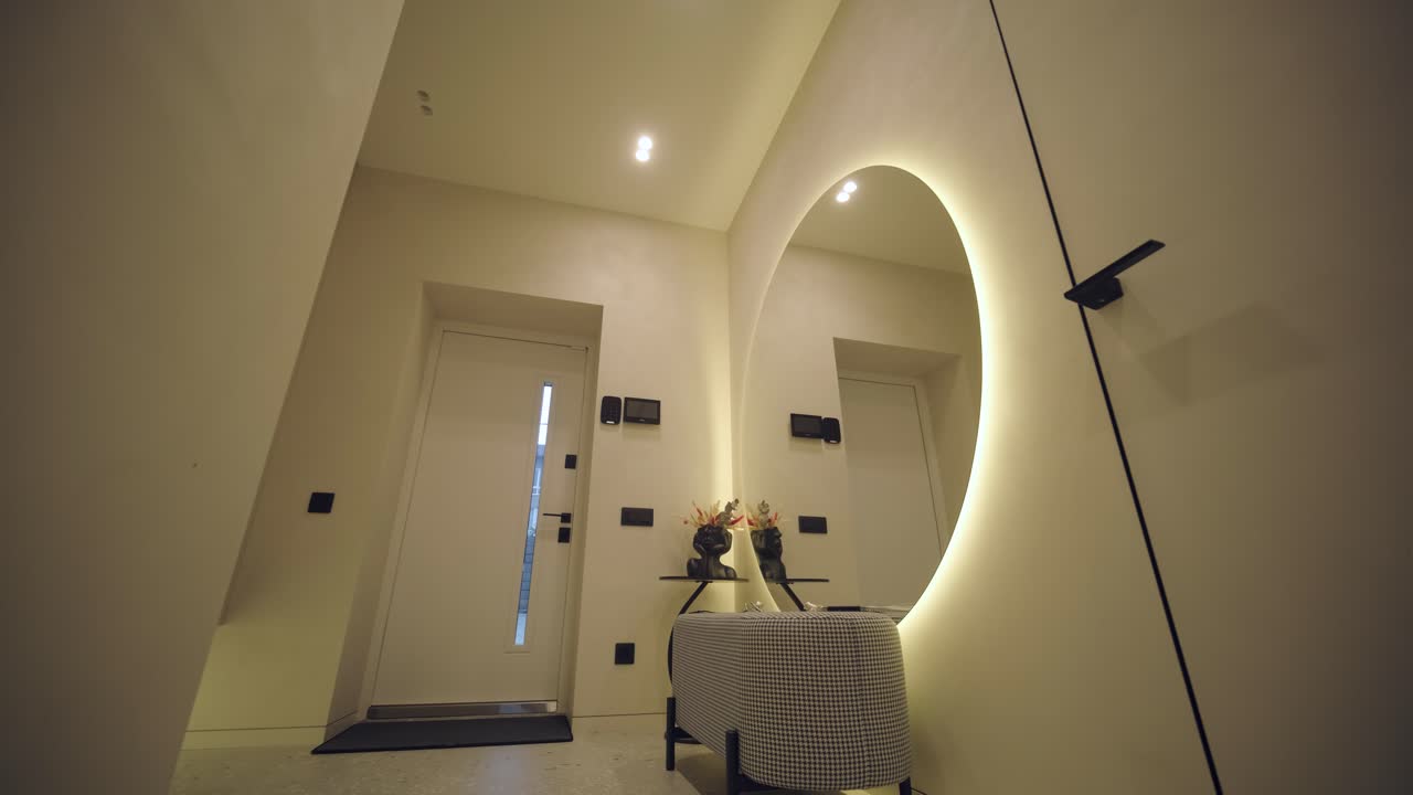 interior de hogar minimalista elegante y elegante con líneas limpias, colores neutrales e iluminación ambiental cálida, creando un ambiente acogedor y moderno.