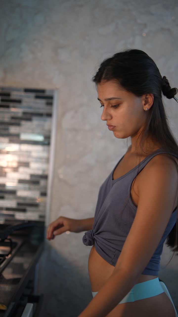 mujer cocinando panqueques en una cocina