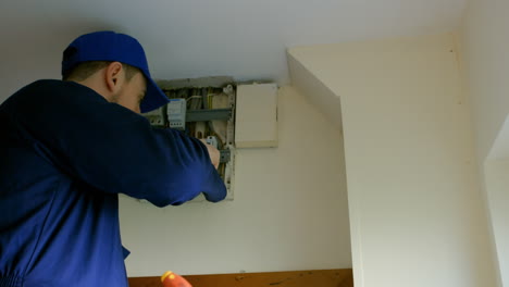 hombre arreglando la caja de fusibles