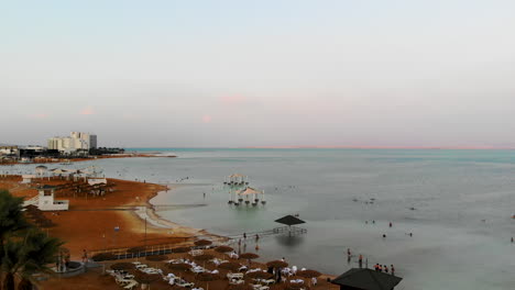 el mar muerto, en la frontera entre israel y jordania.