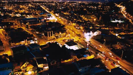 Una-Toma-De-Hiperlapso-Vista-Desde-Un-Avión-En-órbita-De-Un-Dron-En-El-Atardecer-De-Una-Ciudad-Con-El-Alto-Tráfico-Vehicular-De-La-Ciudad-De-Cuenca-En-Las-Horas-De-La-Noche-Con-Las-Luces-De-La-Calle-Encendidas