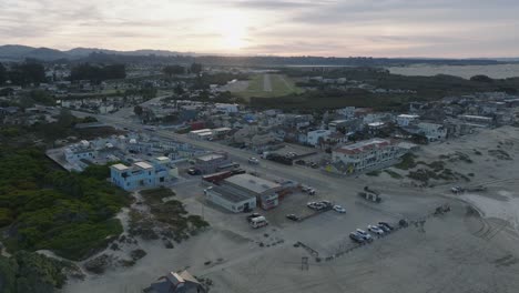 Toma-Aérea-De-Drones-Del-Aeropuerto-Y-La-Ciudad-De-Pismo-Beach,-California,-Al-Amanecer.