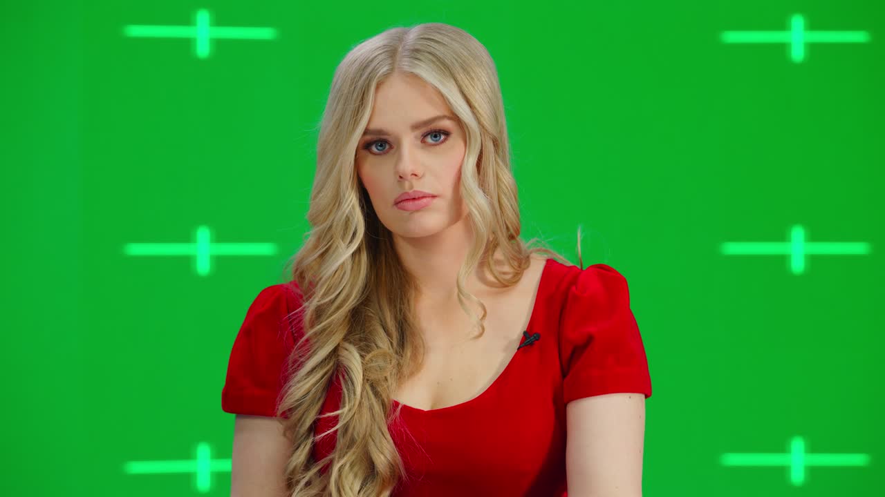 뉴스 tv 스튜디오 녹색 스크린 배경으로 생방송 뉴스 프로그램: 여성 진행자 보고, 대화, 듣기, 고개를 끄덕이는. 텔레비전 케이블 채널 커 여성. 네트워크 방송 모의 재생