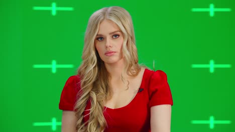 sala de noticias estudio de televisión programa de noticias en vivo con fondo de pantalla verde: presentadora femenina reportando, hablando, escuchando, asintiendo con la cabeza. presentadora de canal de cable de televisión. reproducción de maqueta de transmisión de red