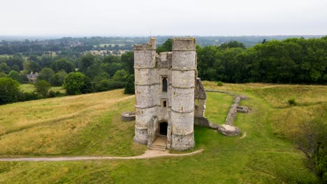 Donnington-Mittelalterliche-Burg-Auf-Grünem-Hügel,-Berkshire-County,-Uk