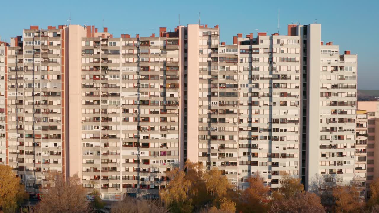 vista aérea de la fachada exterior de los edificios de apartamentos mamutica en zagreb, croacia