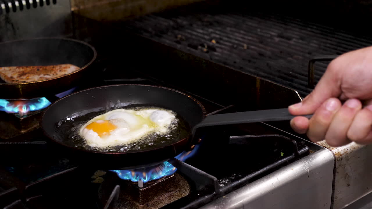 Cooking an egg in a frying pan