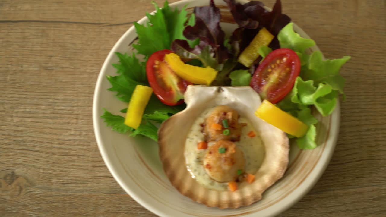 жареные морские гребешки с овощами