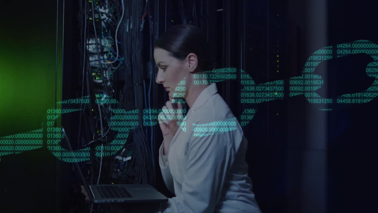 animación del procesamiento de datos de la cadena de seguridad sobre una ingeniera informática caucásica por servidores informáticos
