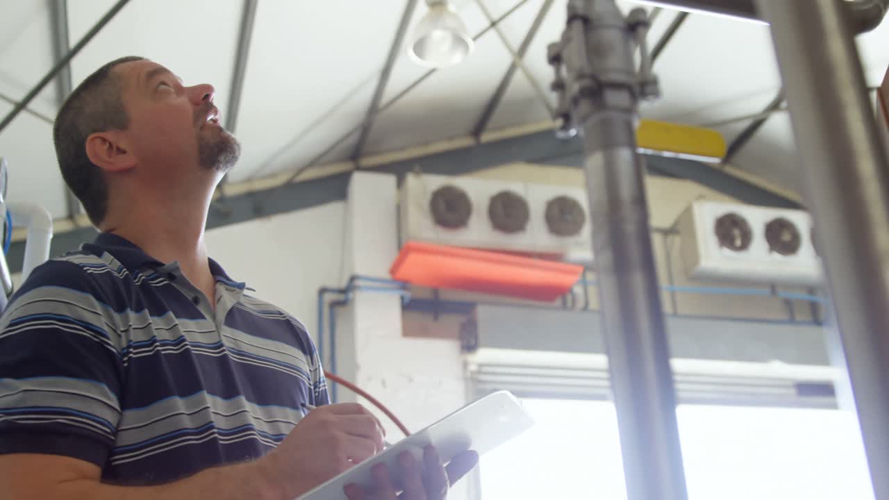 Male worker writing on a clipboard 4k