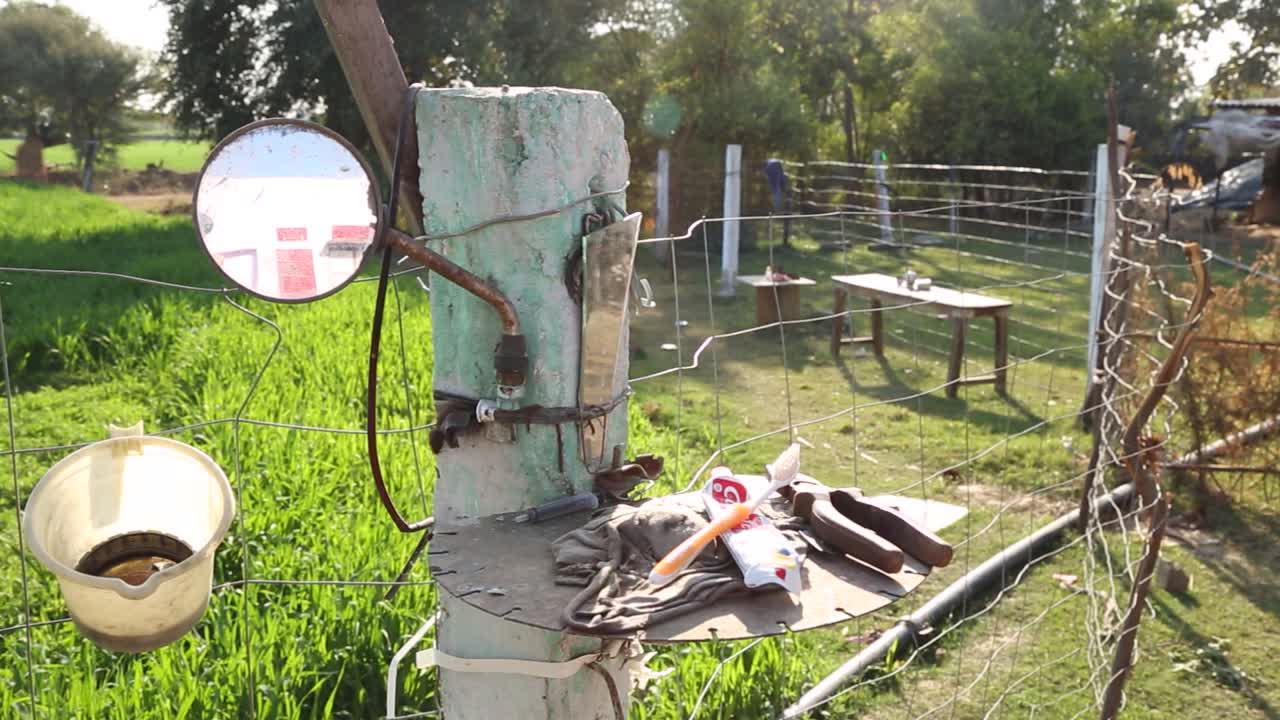 인도 시골 마을의 정통 인도 외부 노천탕