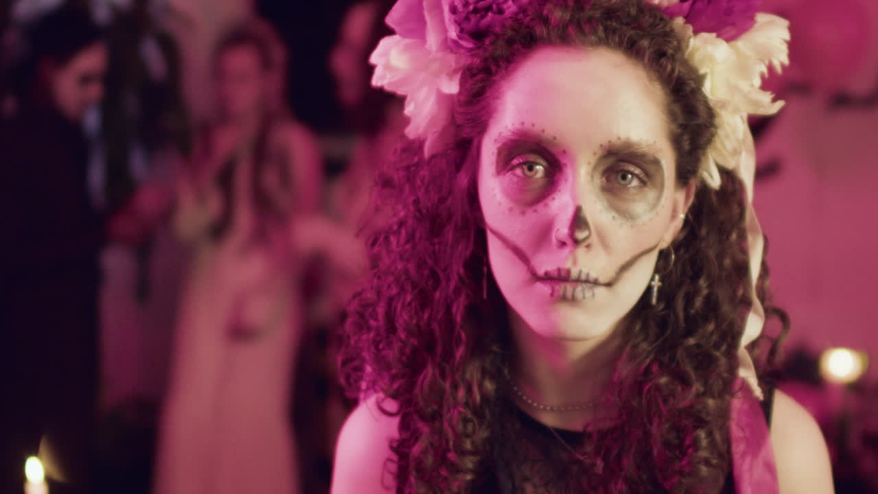 mujer mirando a la cámara en una fiesta de halloween