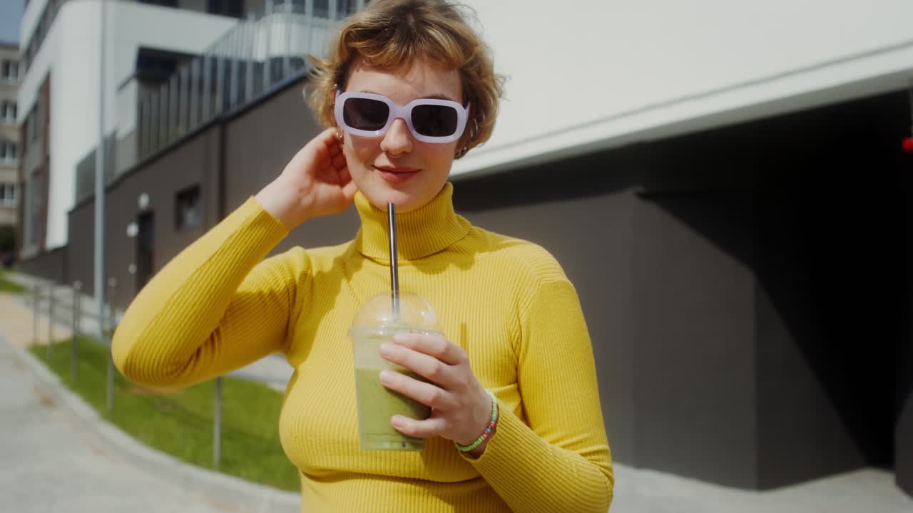 una mujer joven disfrutando de un batido.