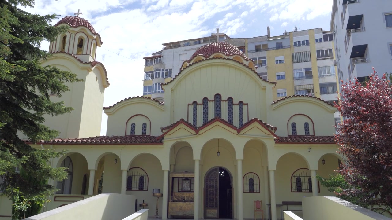 Veduta della Cattedrale della Resurrezione di Cristo, una splendida chiesa ortodossa a Pogradec, in Albania, caratterizzata dalla sua architettura distintiva