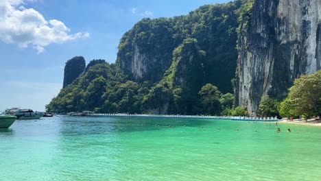 Laguna-Al-Sur-De-Tailandia-Turistas-Isla-Paraíso-Escarpadas-Formaciones-De-Piedra-Caliza