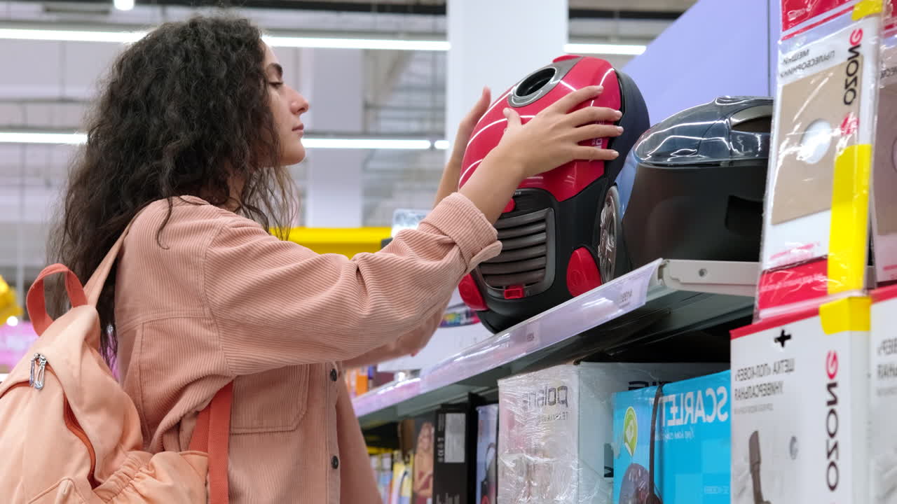 mujer comprando aspiradoras en una tienda de comestibles