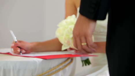 la novia firmando el registro de bodas