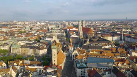 hermosa toma cinematográfica del centro de la ciudad de munich, marienplatz