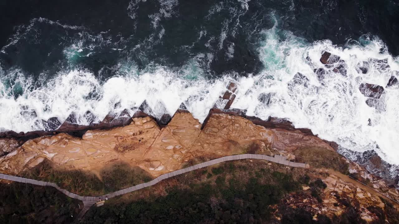 Sydney, Australia: Bouddi Beach, drone, vista dall'alto, panoramica a sinistra.