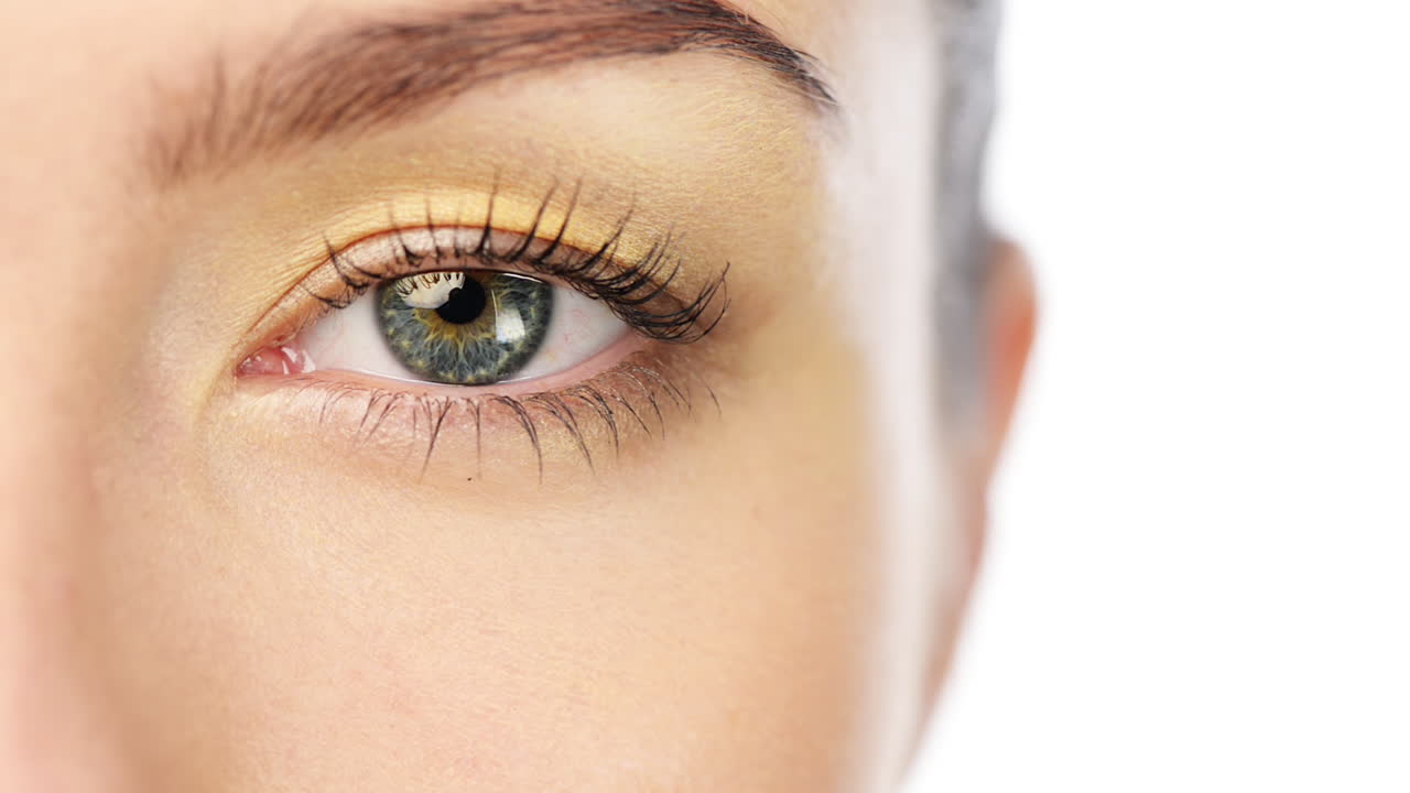 primer plano del ojo de una mujer con sombra de ojos amarilla