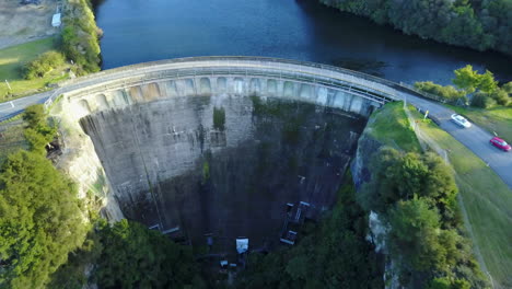 toma aérea alejándose de la presa y el agua azul