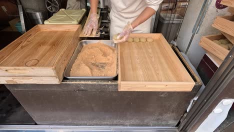 Un-Hombre-Preparando-Mochi-En-Japón---Tiro-De-ángulo-Alto