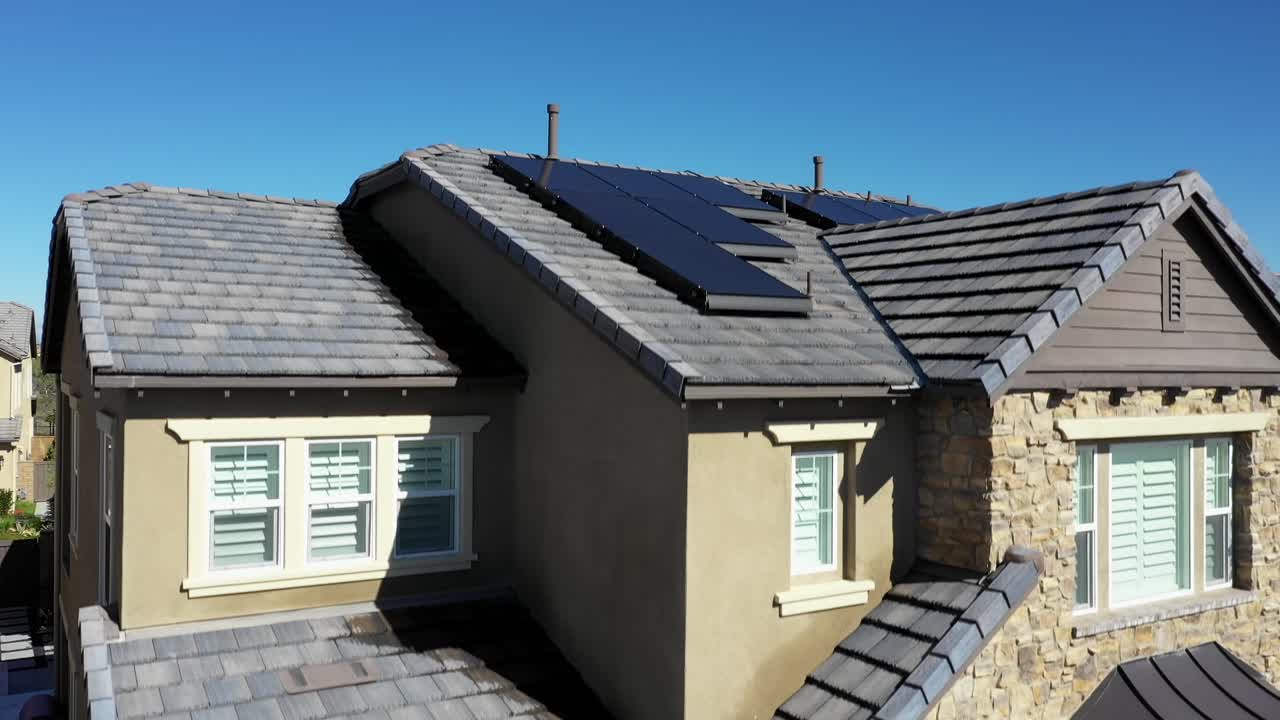 descendiendo antena de la casa, paneles solares en el techo, en un día despejado, tustin, ca