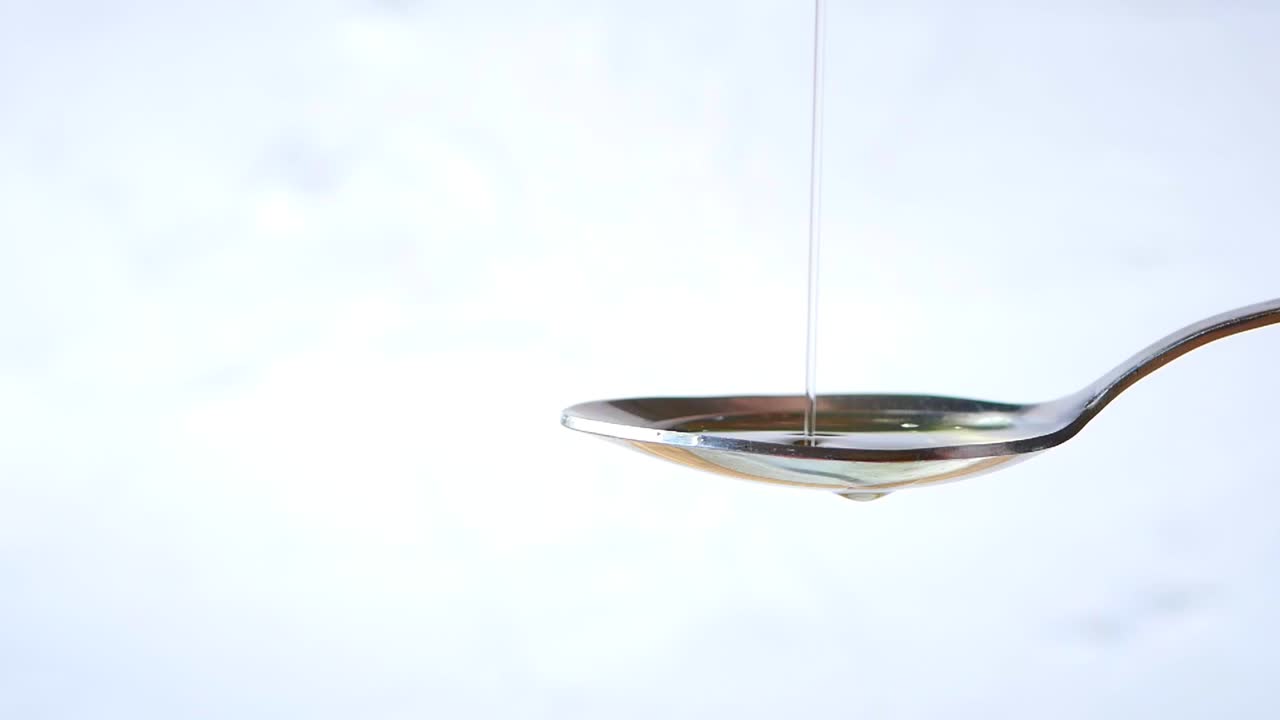 el aceite goteando de la cuchara