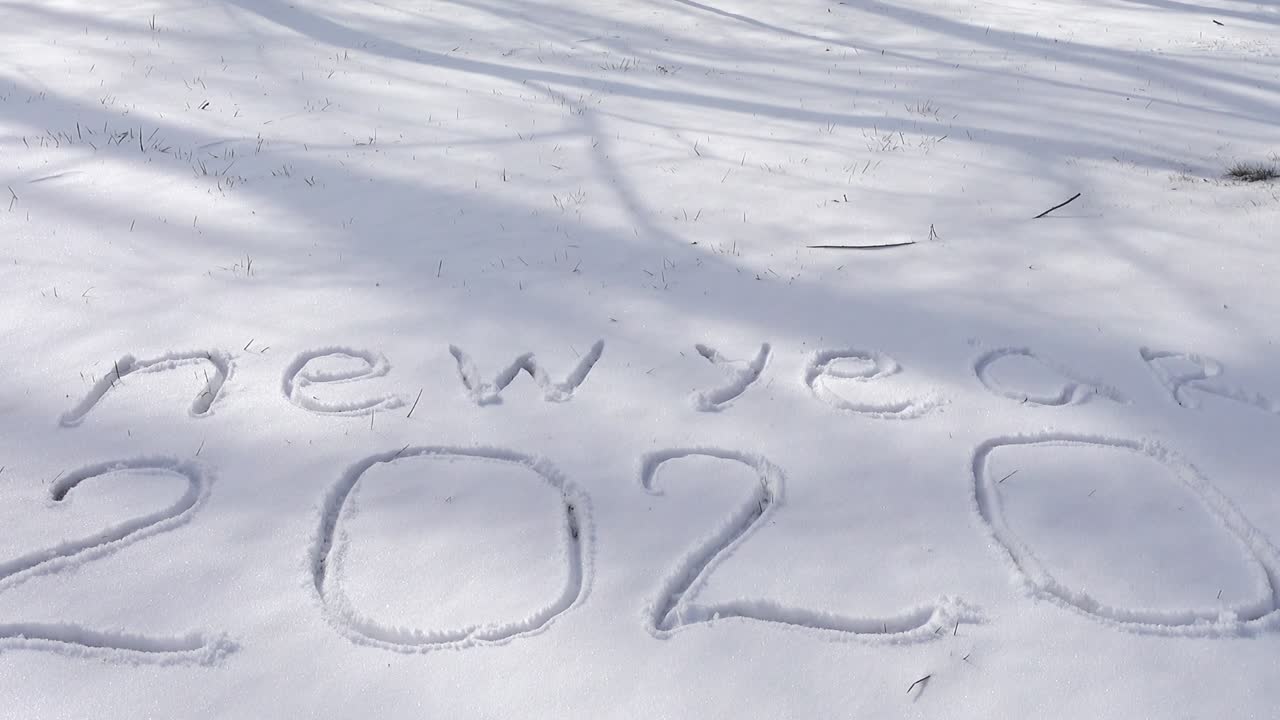 Scritta 'nuovo anno' sulla neve. Riprese in inverno