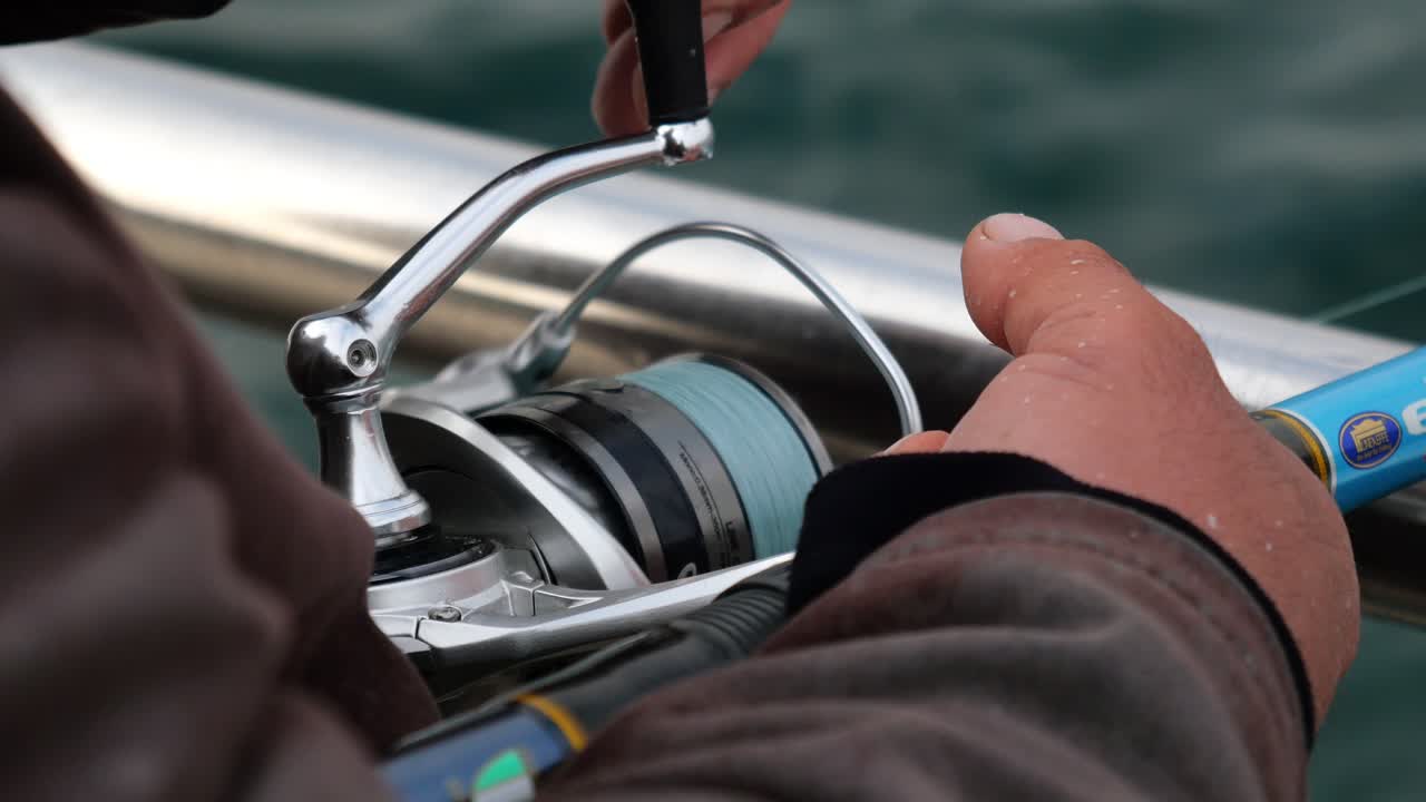 Fiskare som justerar fiskerulle