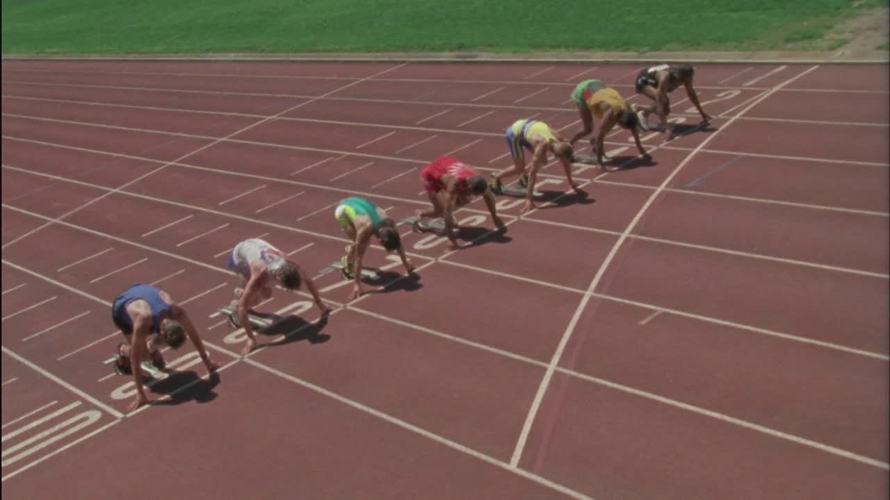 un grupo de siete hombres comienzan una carrera