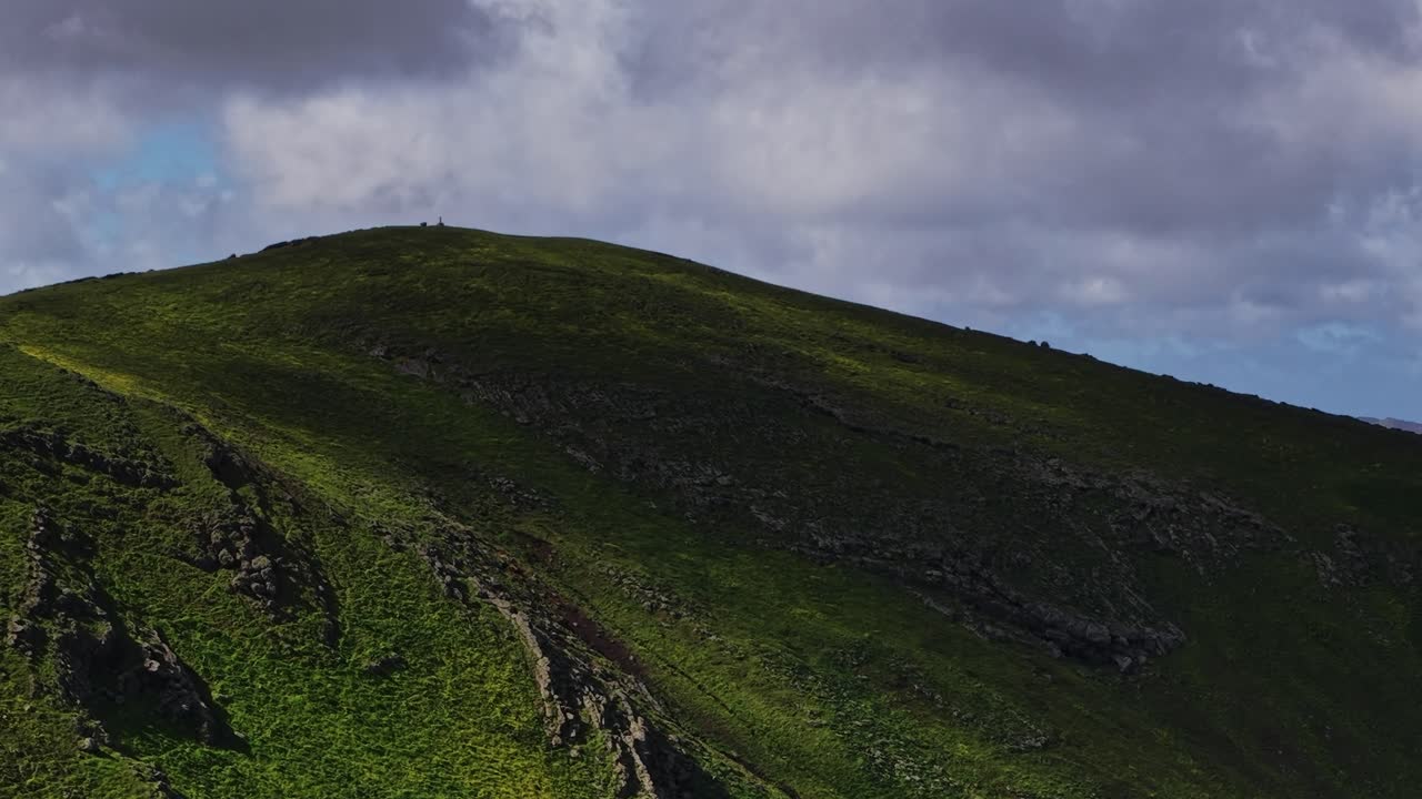Esplorando le verdi colline di Lanzarote in Spagna durante il pomeriggio.