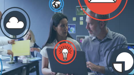 animación del icono en círculos sobre diversos compañeros de trabajo de pie y discutiendo informes en la computadora portátil