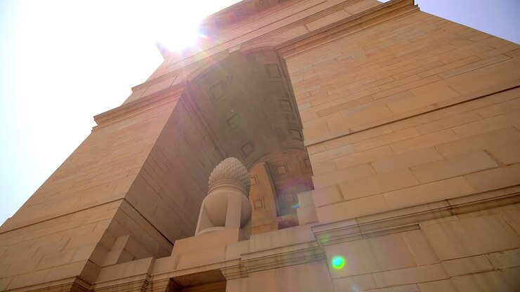 mirando hacia la puerta de la india nueva delhi