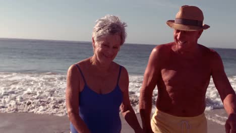 Feliz-Pareja-De-Ancianos-Dando-Un-Paseo