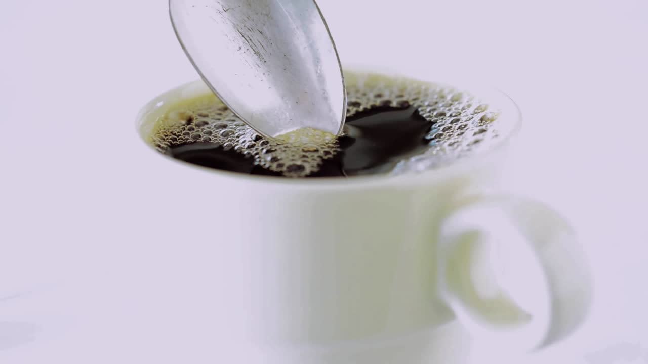 커피는 컵에 저어