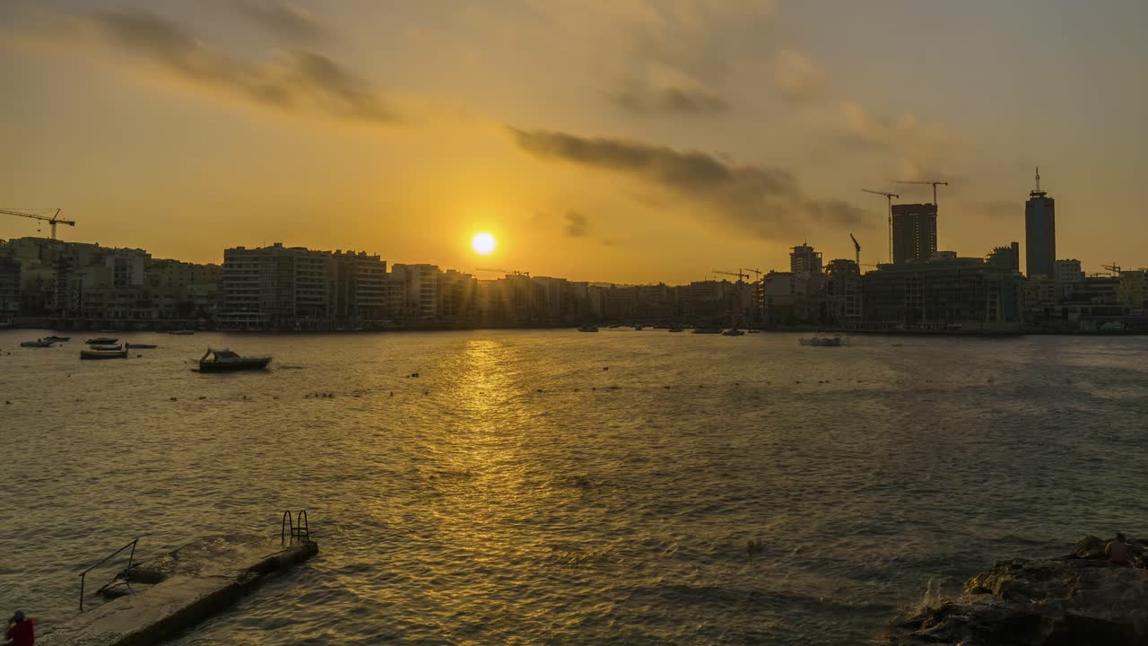 Ora d'oro a Sliema con persone che si godono una nuotata, Malta, time-lapse
