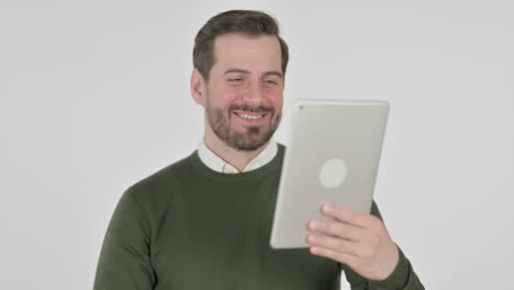 hombre celebrando en la tableta, fondo blanco
