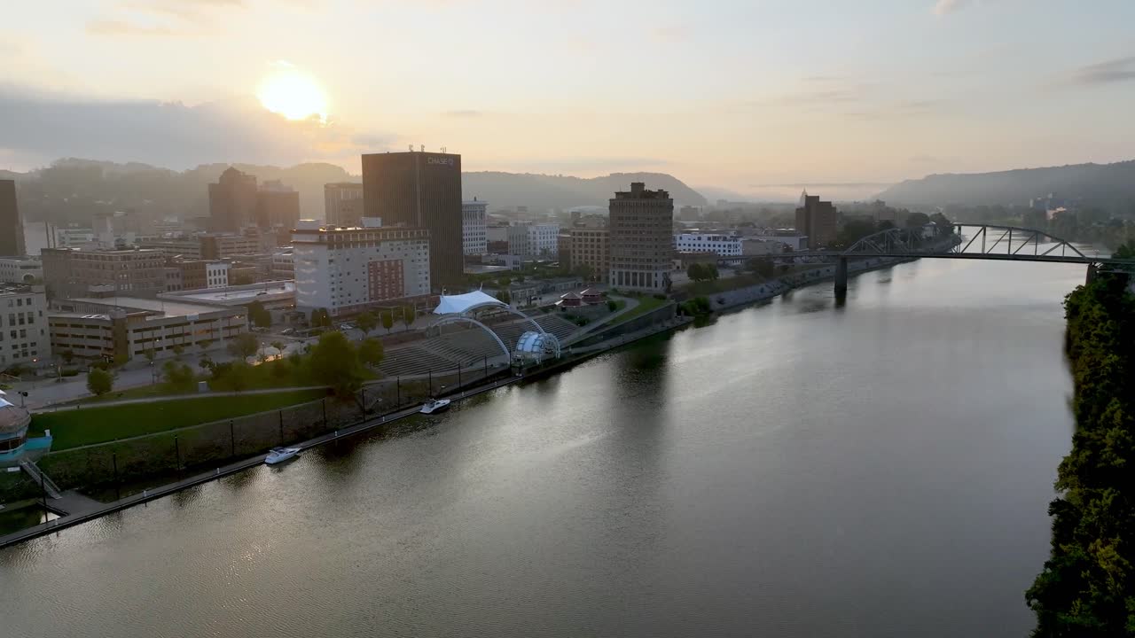 해가 뜨면 찰스턴 웨스트 버지니아 스카이라인에 대한 공중 추진