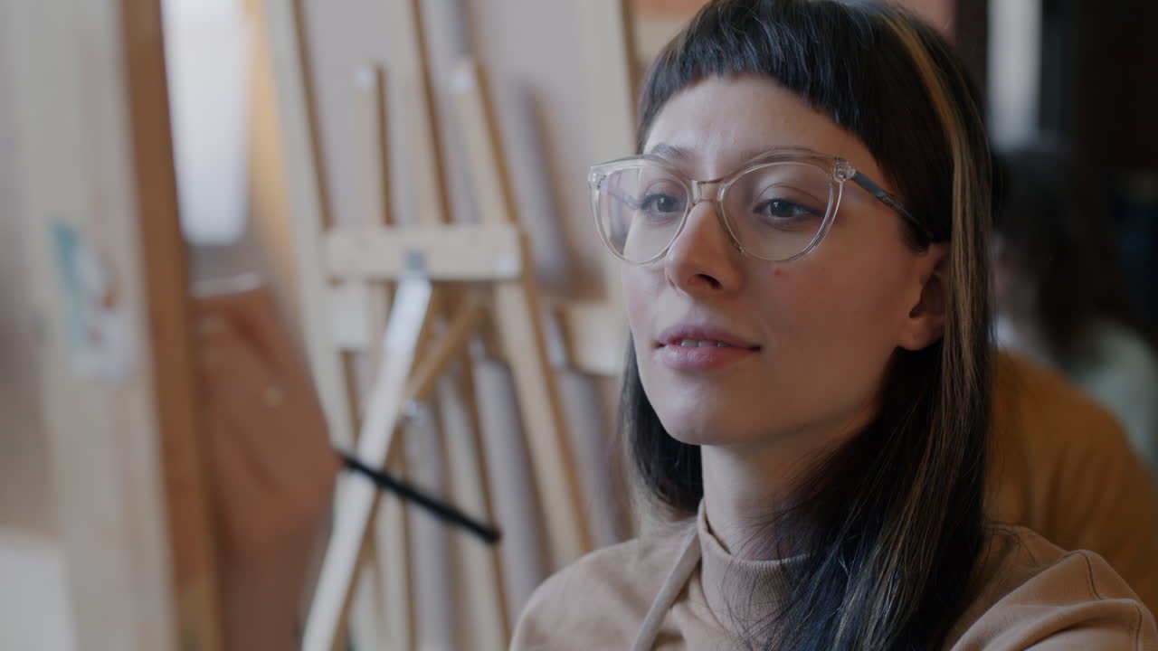 Donna che dipinge in uno studio d'arte