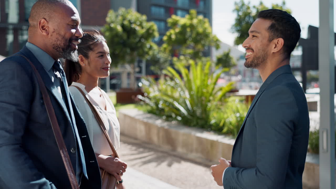 personas de negocios que se conectan al aire libre