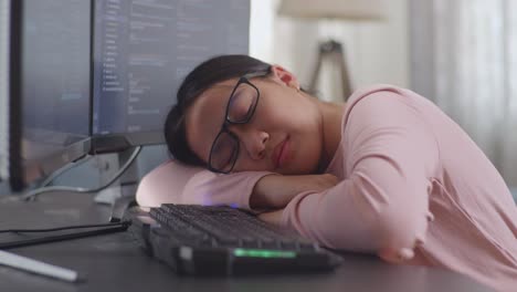 programador cansado durmiendo en el escritorio
