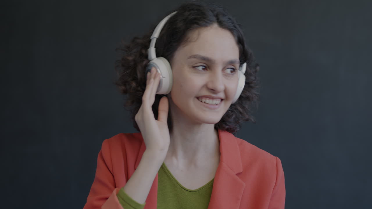 mujer escuchando música con auriculares