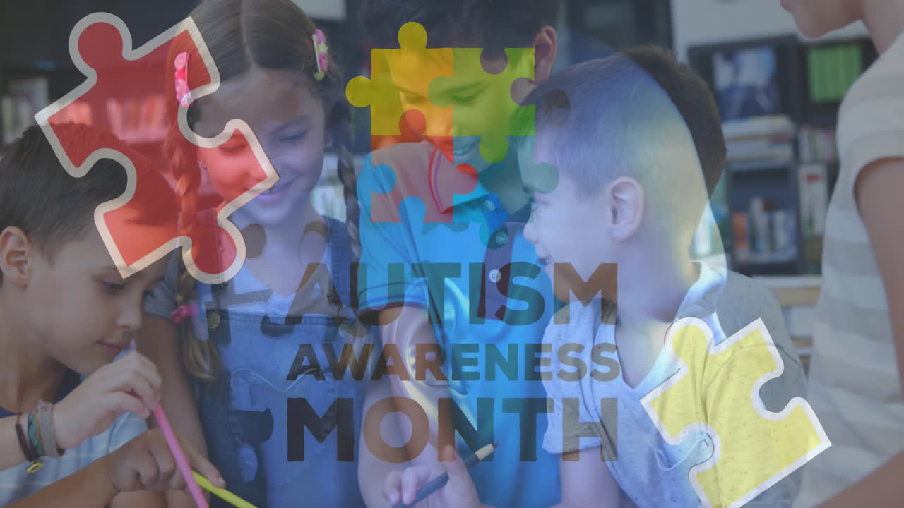 animación de piezas de rompecabezas coloridas y texto de autismo sobre niños amigos que usan dispositivos electrónicos