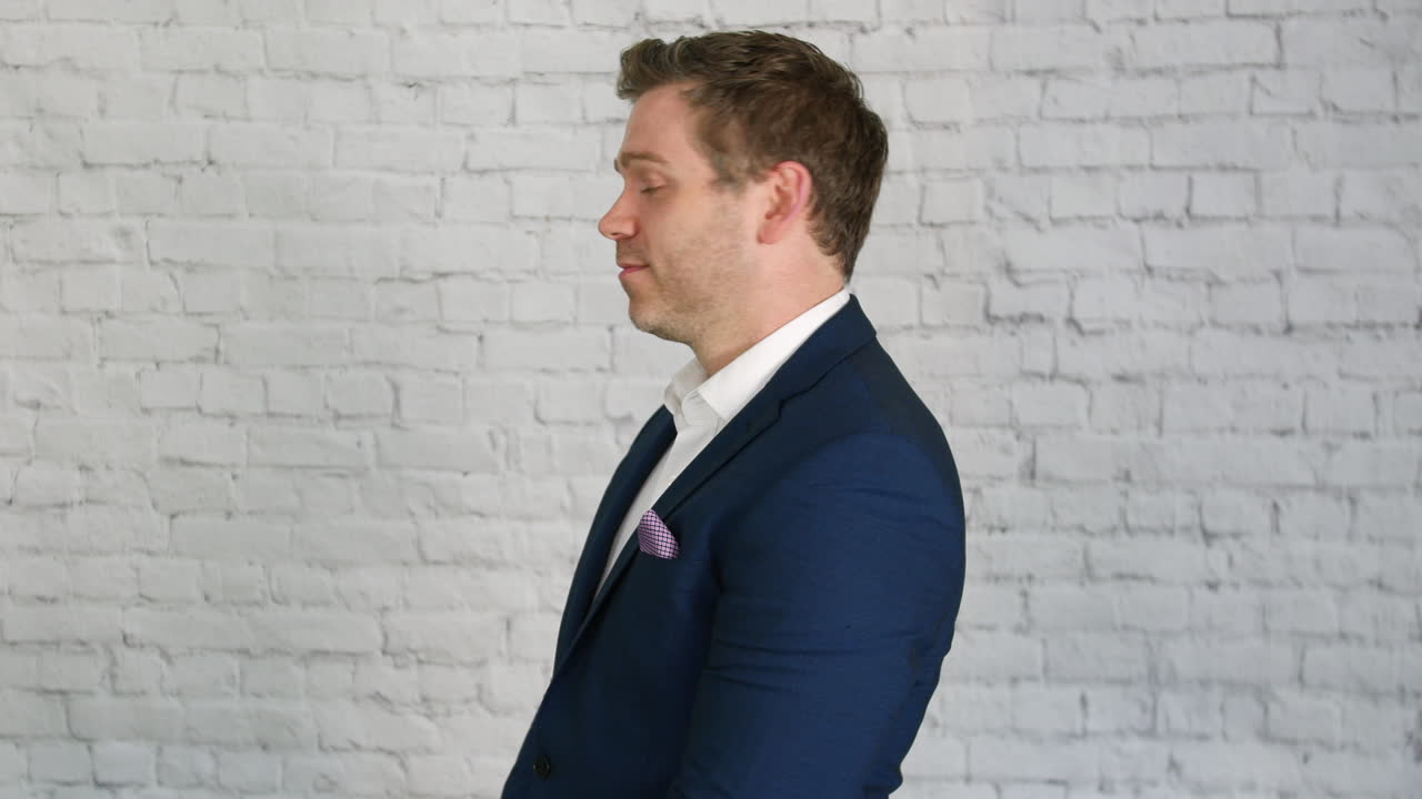 retrato de un feliz y exitoso hombre de negocios con traje